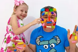 外国小女孩，爸爸脸上贴满彩色的乐高玩具，是积木城堡被破坏了吗视频封面