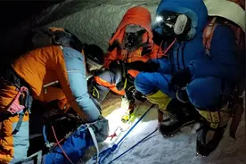 珠峰救人者披露：遇险者系私自登山队友，发现后边哭边骂，已开除视频封面