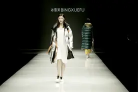 简约修身的白色内搭，银白色的棉袄，韵味十足！视频封面