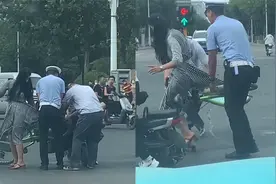 大型社死现场！女子骑车裙子不慎卡在自行车上，被连人带车抬走视频封面
