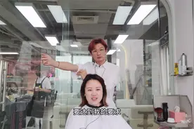 发型师说他剪发贵 我说能回到学生时代就不贵 结果年轻了不止十岁