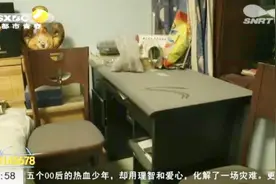 大爷出门一天后回家，家中竟到处落满厚厚的尘土，大爷有点懵圈了