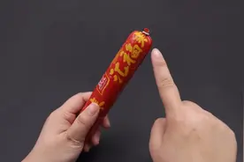 才发现，火腿肠铝环下藏个小机关，轻轻一拉就能完整打开，学会了视频封面