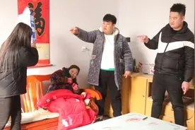 儿子每次出门瘫痪母亲就大哭，半路返回，竟然看到妻子在打母亲视频封面