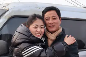 小乔要给老爸换新车，老爸怎么都不肯要，只希望女儿过的好视频封面