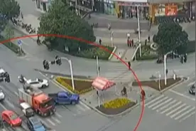 私家车给消防车让行 让出救援通道视频封面