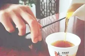 给人倒茶时，对方在桌子上叩三下是什么意思？别再不知道闹笑话了视频封面