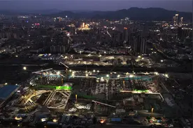 一镜航拍广州白云火车站夜间建设，四百亿打造世界级综合交通枢纽视频封面