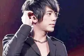 歌手苏见信女儿已19岁，身材颜值不输当红女星，称和爸爸“不熟”