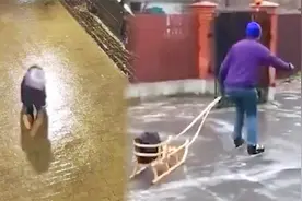 乌克兰气温骤降路面结冰如镜！女子路口连摔20跤 外交官滑冰上班视频封面