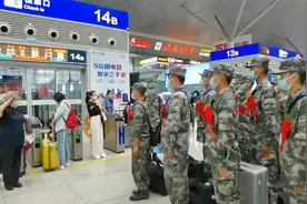 河南白发老教师车站遇新兵，说了一番话并敬礼，获军人齐刷刷回礼视频封面