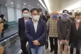 台湾一高中生为赚钱把好友卖去柬埔寨，被害人母亲：不给钱就杀他视频封面