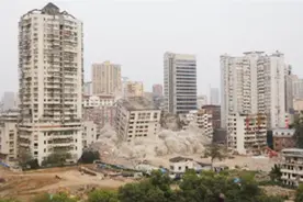 湖北宜昌50米高楼爆破拆除 巨响后大厦夷为平地 掀起一阵尘埃视频封面