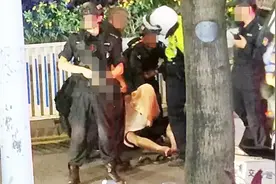 南宁闹市上演警匪大片 市民纷纷下车躲避 特警全副武装抓捕嫌犯视频封面