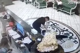 男子被锁脖以为是好朋友开玩笑 一个过肩摔将对方撂倒视频封面
