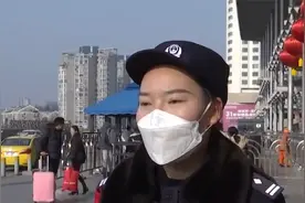 春运进行时 宠物犬藏袋中 进站安检被发现