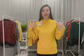 女人到了40岁，别总瞎穿一身黑！看这“黄毛衣”，高雅减龄显气质视频封面