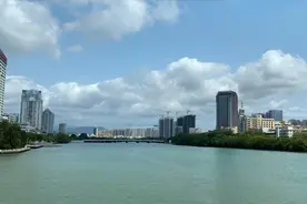 原本要上餐桌的魔鬼鱼不吃不喝活了3个月，今天三亚河放生成功2视频封面