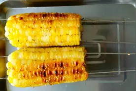 烧烤教学之蜜汁玉米。最好吃的蜂蜜烤玉米做法送给你！