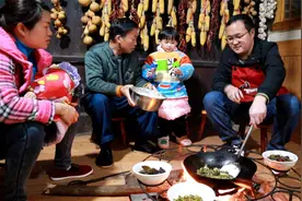买了条大鲤鱼，做一道酸菜鱼，架在火上吃真不错
