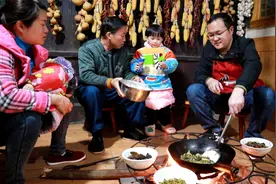 买了条大鲤鱼，做一道酸菜鱼，架在火上吃真不错视频封面
