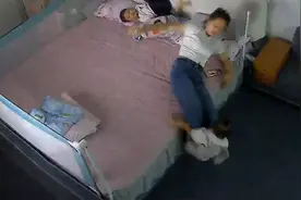 1岁萌娃摔下床妈妈瞬间用脚夹住：虚惊一场，想想挺后怕的视频封面