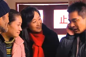 孝子：乔海洋守着亲妈抢救，隔着电话关心难产媳妇，总算能安心了视频封面