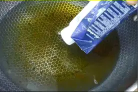 把纯牛奶倒进滚烫油锅里，瞬间变美食，我也是头一回见，真是高手视频封面