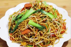 炒面正确做法，材料简单味道足，讲解详细，比饭店的还好吃视频封面