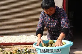 超妈把晾晒的大头菜腌制储存，操作简单，过年炒回锅肉超级巴适视频封面