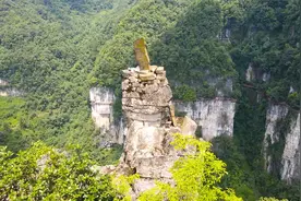 深山石笋上发现奇特一幕，顶部卡着石板剑指苍穹，谁的上古神器？视频封面