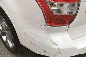 车停路边被刮，肇事者逃逸咋办？交警：用这招，天涯海角也跑不掉视频封面