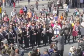 国外街头响起《我爱你中国》，路人停下来合唱，场面太感动！视频封面