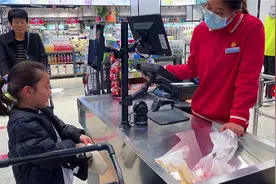 6岁小女孩独自出门购物，到超市帮妈妈买饺子馅，没买零食和玩具视频封面
