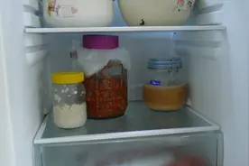 冰箱脏了别用水洗，教你一招，顽固污渍一擦就掉，方法简单好用视频封面