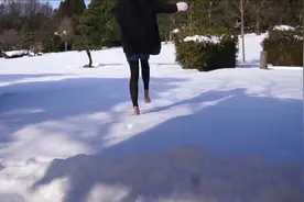 小姐姐光脚丫在雪中奔跑，真是美丽冻人，看着都冻脚视频封面