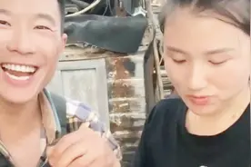 渔民大哥带着媳妇在船上吃饭，大龙虾留给女儿吃，咱家不差海鲜吃视频封面