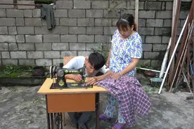 外地老板进村回收老物件，80年代的缝纫机值700块，看看你家有吗视频封面