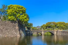 翻身跃入七人房，回首峰峦入莽苍。——毛泽东视频封面