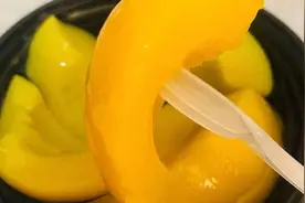 黄桃罐头能缓解新冠症状？专家：不能代替治疗，可能加重咳嗽视频封面