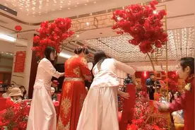 四川成都的一场中式婚礼，新娘母亲的一个动作，感动了在场所有人