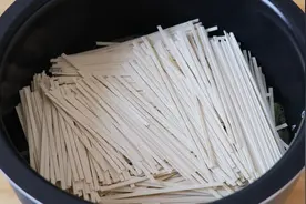 这才是懒人面条做法，电饭煲里一放，不用1滴水和油，简单又好吃