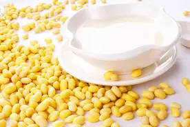 打豆浆用生黄豆还是熟黄豆？哪个更有营养，不少人都做错了视频封面