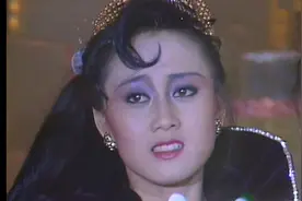 利智穿紧身礼服参加颁奖晚会，身材堪称尤物，难怪李连杰念念不忘