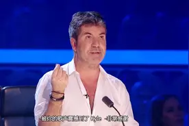 英国达人秀：小胖伙驾驭金曲，气场太强大，评委都被震撼到了视频封面
