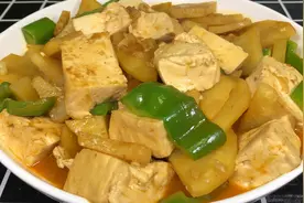 家常土豆炖豆腐太下饭了，简单好做，营养健康，上桌连汤汁都不剩视频封面