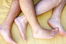 为啥有的女生“腿毛”比男生还旺盛？