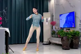 美女跳广场舞上瘾了，认真的样子让人心疼视频封面