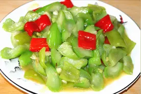 为什么炒丝瓜出水还发黑，教你正确做法，颜色翠绿不出水，太好吃