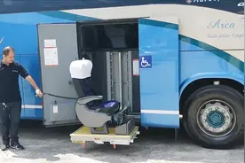 外国豪华大巴车，车座能上下移动，残疾人在车外就能坐上去视频封面